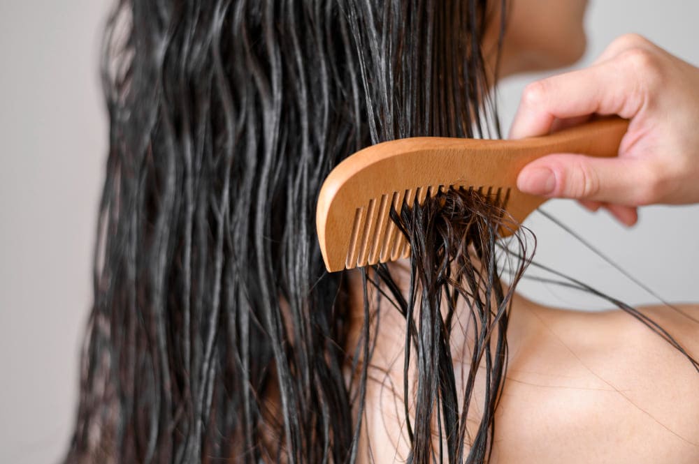 Можно ли расчесывать мокрые волосы?